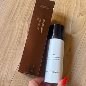 Hourglass Veil Soft Focus Setting Spray